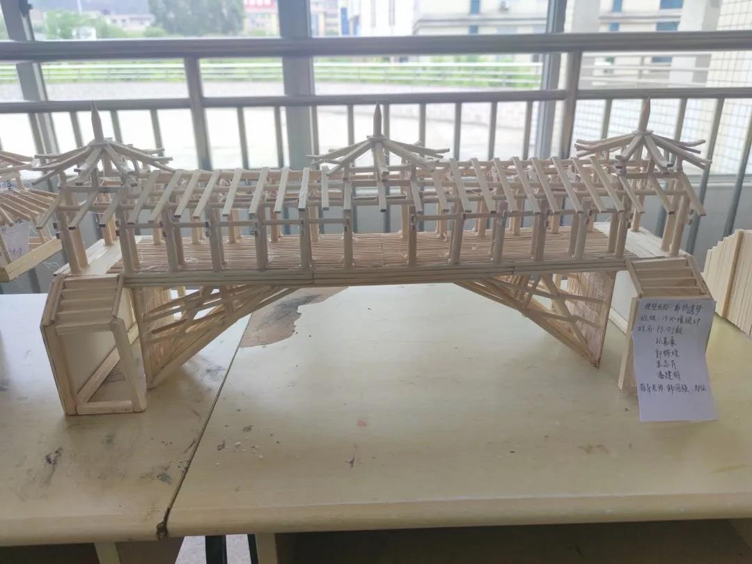 党建工作   组别:曾雅芹,周烨琳,杨梅组   我们小组在廊桥遗梦模型