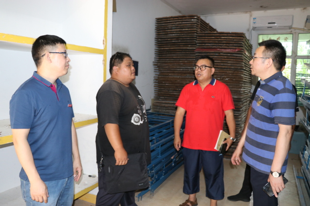 廖景榕副书记巡查紫荆园5号楼改造情况