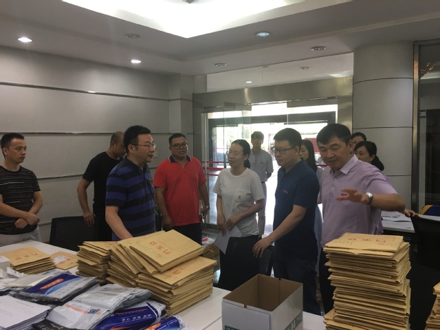 廖景榕副书记看望留校装档师生