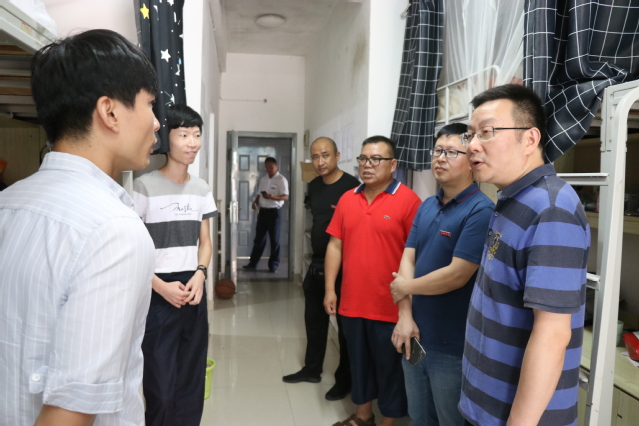 廖景榕副书记到宿舍看望留校学生