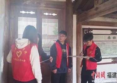 图为团队成员现场测绘及绘制草图。 三明学院建筑工程学院供图