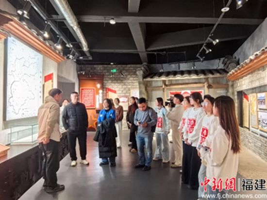 参观尚书第、红军街等历史建筑