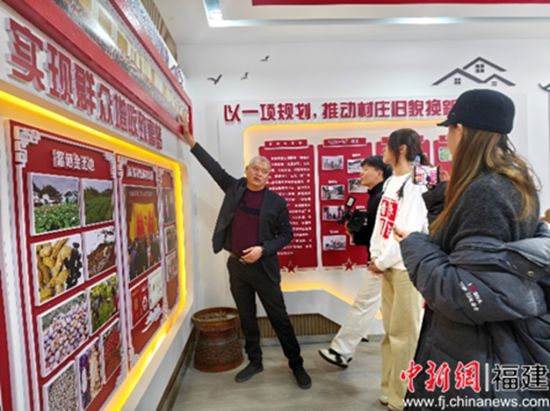 聆听卢书记讲解王坑村的发展过程及创新方法