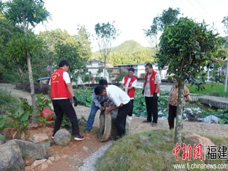 推文实践队员营造微景观。 三明学院建筑工程学院供图
