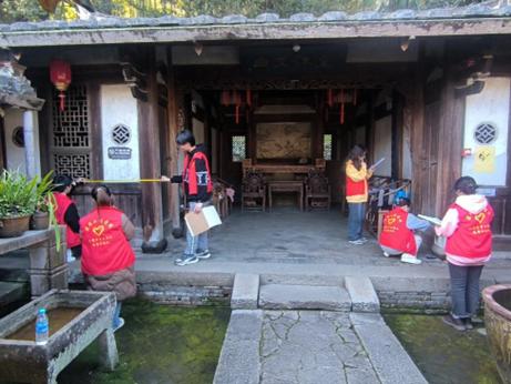 图为实践队员对萃园大厅经行测绘。 三明学院建筑工程学院供图 图为实践队员对萃园大厅经行测绘。 三明学院建筑工程学院供图