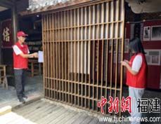 图为实践队员在中复村内进行建筑测绘。 三明学院建筑工程学院供图