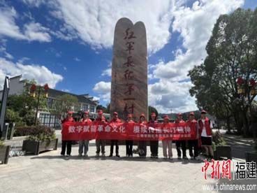 图为实践队队员抵达中复村村口合影。 三明学院建筑工程学院供图