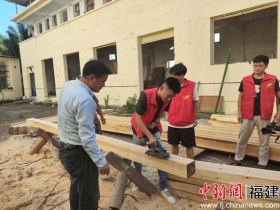 台籍学生翁方朔练习运用手提刨刨平斗拱。 三明学院建筑工程学院 供图