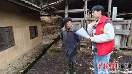 图为红色建筑队队员在与水尾村村民的沟通交流。 三明学院建筑工程学院供图 